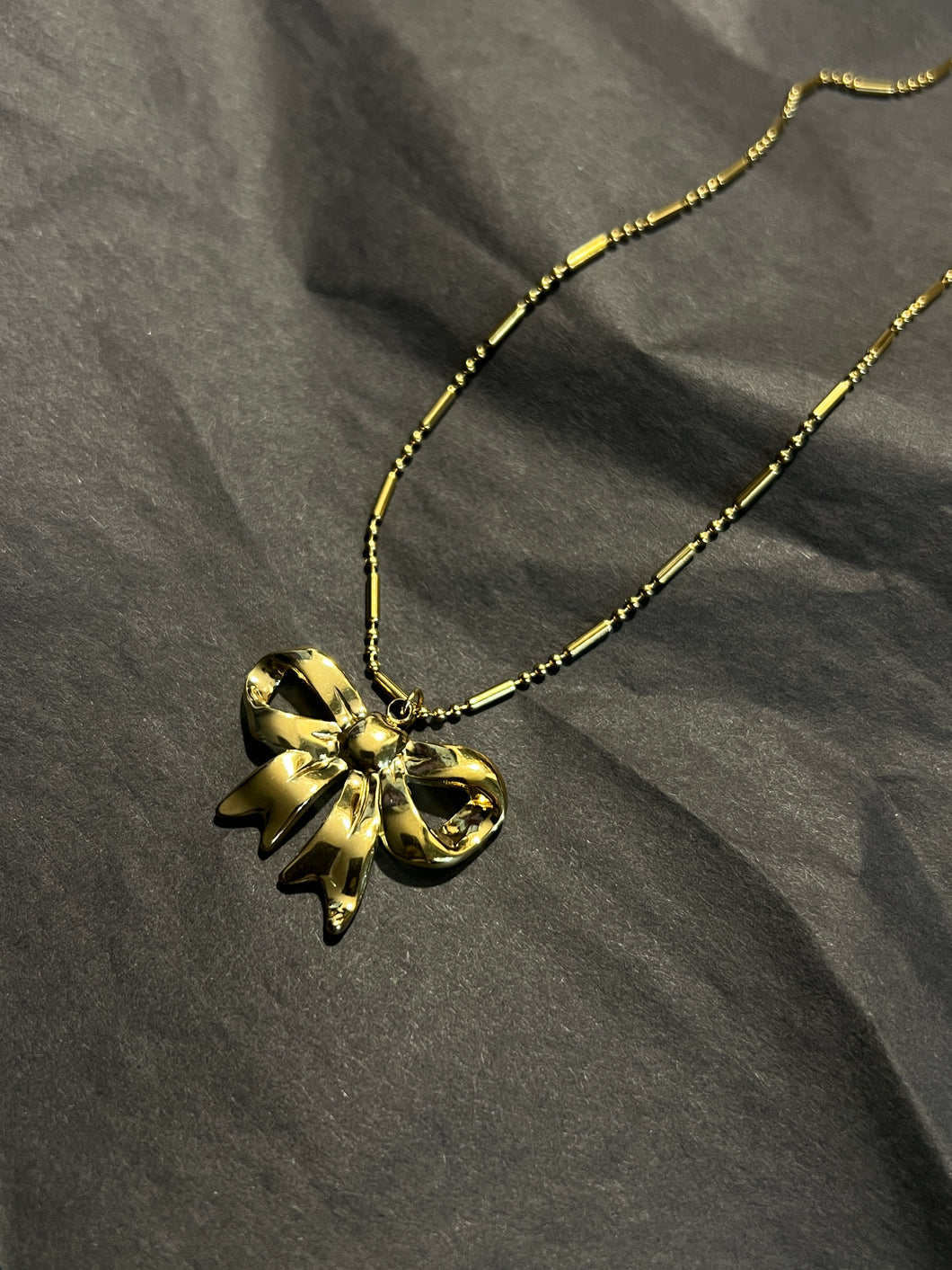 Bow necklace